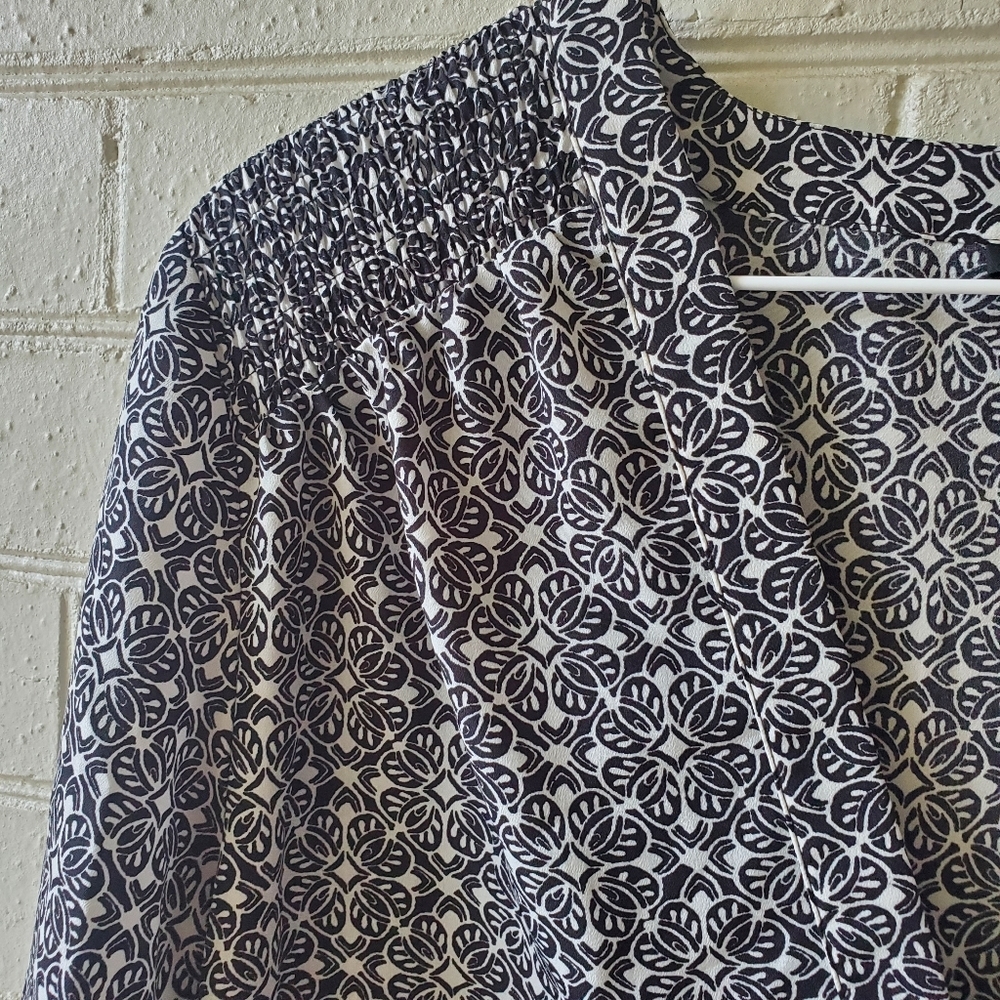 Ann Taylor V Neck Patterned Lightweight Blouse - Picture 3 of 5